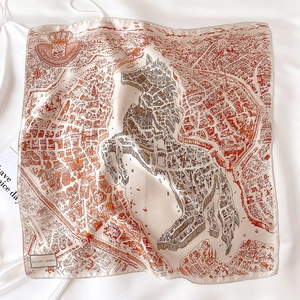 Détail d'un carré en soie avec motif de plan de ville rétro et silhouette de cheval