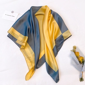 Elegante scialle quadrato in seta da donna con contrasto blu navy e giallo ocra raffinato