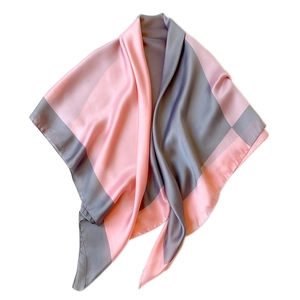 Elegante foulard in seta rosa e grigio con blocchi di colore e motivi geometrici