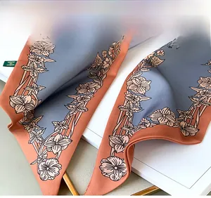 Gros plan d'un foulard en soie à imprimé floral avec des coutures intérieures de qualité