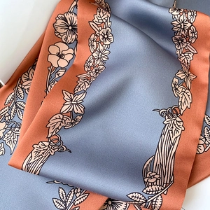 Détail d'un foulard imprimé floral vintage avec texture en soie et plis drapés souples