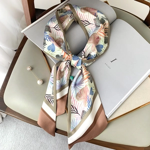 Foulard twilly élégant en soie à motifs de feuilles sur un fond de magazine