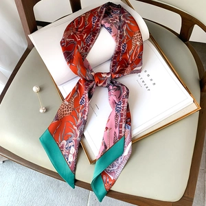 Foulard étroit imprimé jungle avec motif girafe sur un décor de chaise en cuir