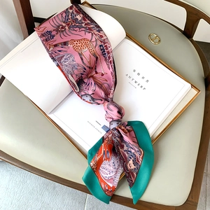 Gros plan détaillé d'un foulard étroit avec imprimé girafe et jungle aux couleurs vives