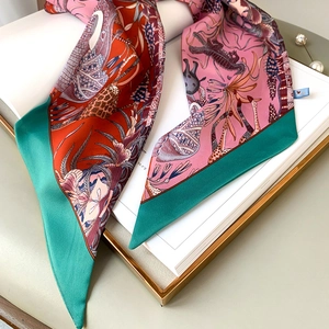 Détail d'un foulard étroit en soie imprimé floral avec motifs de jungle et texture