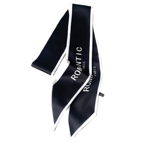 Pañuelo twilly negro estrecho con letras Romantic Paris blancas y bordes en contraste