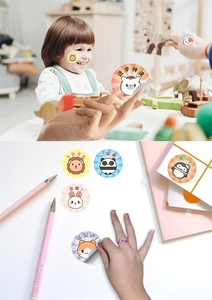 Detailansicht niedlicher Tier-Belohnungsaufkleber mit bunten Löwen- und Panda-Motiven