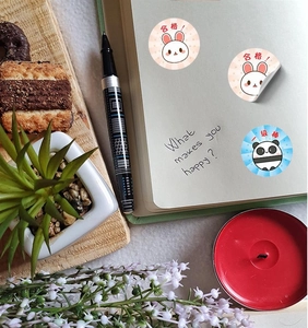Nahaufnahme von niedlichen Belohnungsstickern mit Hasen und Pandas auf einem Notizbuch