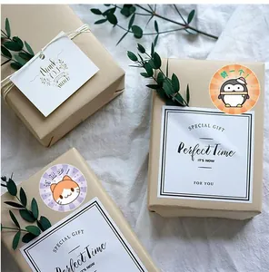 Draufsicht auf Kraft-Geschenkboxen mit Special Gift Etiketten und grünen Blättern