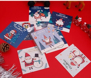 Détail de cartes de Noël avec Père Noël et bonhomme de neige sur fond rouge festif
