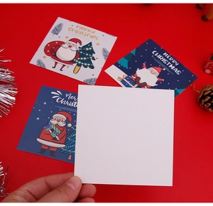 Détail de l'ensemble de cartes de Noël avec Père Noël et texte sur fond rouge festif