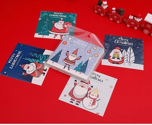 Gros plan de cartes de Noël avec motifs Père Noël et bonhomme de neige sur fond rouge festif