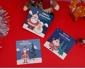 Détail de trois cartes de Noël bleu marine avec Père Noël et bonhomme de neige sur fond rouge