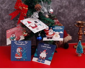 Gros plan de cartes de Noël avec illustrations du Père Noël et bonhomme de neige festif