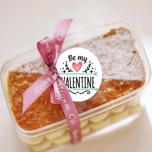 Detailaufnahme der Thank You Sticker auf Geschenkbox mit rosa Band für Valentinstag Deko