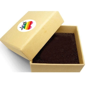 Regenbogen-Herz-Aufkleber „Thank You“ auf gelber Geschenkbox mit schwarzer Schaumstoffeinlage