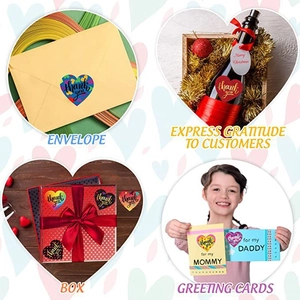 Dettaglio di adesivi a cuore su buste, scatole regalo e biglietti per decorazione festiva