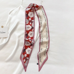 Schmaler Seidenschal mit rotem Blumenmuster und weißem Schriftdruck, als Haarband nutzbar