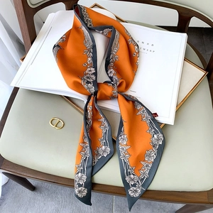 Élégant foulard en soie orange avec motifs floraux et bordure gris foncé pour femme