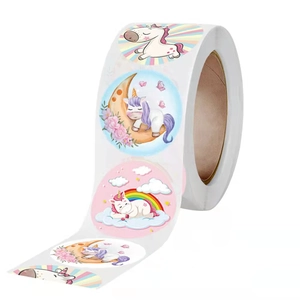 Rolle mit süßen Einhorn-Belohnungsstickern mit Regenbogenmotiven für Kinder und Lehrer