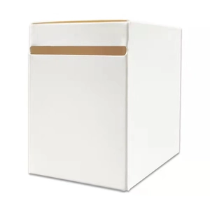 Vue détaillée d'une boîte de rangement blanche minimaliste avec fente pour étiquette