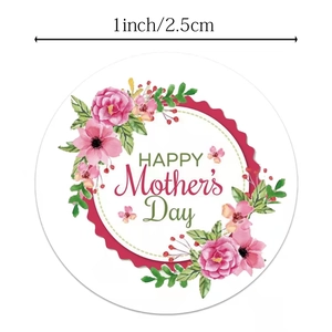 Dettaglio di adesivi Festa della Mamma da 2,5 cm con fiori acquerello e bordo rosso