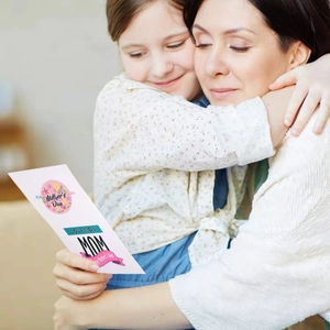 Biglietto decorativo per la festa della mamma con motivi floreali e scritta d'auguri