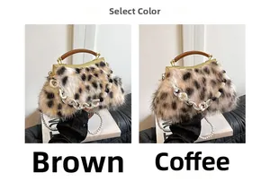 Détails du sac léopard en fausse fourrure avec poignée en bois et bandoulière en perles