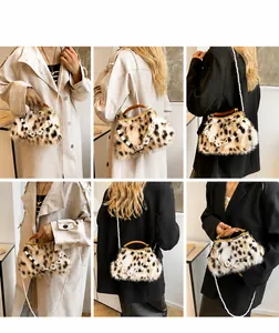 Sac en peluche léopard avec poignée en bois et chaîne de perles porté par un mannequin