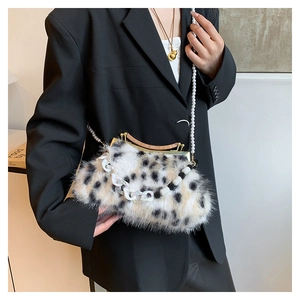 Détail du sac de soirée en peluche léopard avec poignée en bois et bandoulière perle