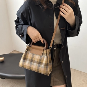 Sac à bandoulière à carreaux contrastés avec poignée vintage en bois et détails cuir