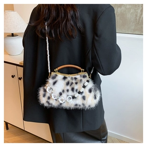 Détail du sac léopard en fausse fourrure avec poignées en bois et chaîne de perles