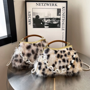 Sac à main léopard en fausse fourrure avec poignée en bois, perles et clip en métal