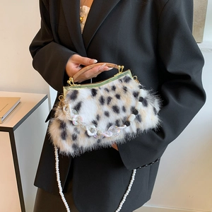 Sac à fermoir en peluche à pois avec poignée en bois et chaîne en perles pour soirée
