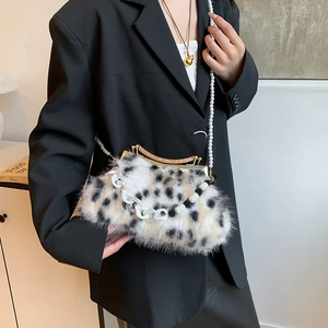 Sac de soirée léopard en fausse fourrure avec chaîne perle et poignée en bois incurvée