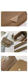 Détail du sac carré en cuir litchi marron avec mini pochette et coutures précises