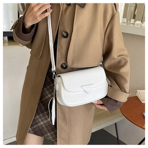 Détail du sac à main blanc en cuir grainé avec patch triangulaire et lettrage