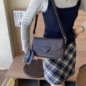 Sac à bandoulière marron grainé avec petit porte-monnaie amovible et plaque mode