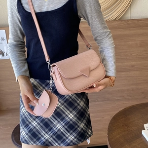 Sac bandoulière rose texture litchi avec pochette assortie et bandoulière réglable