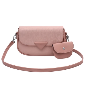 Sac bandoulière rose texture litchi avec porte-monnaie assorti et plaque métal triangle