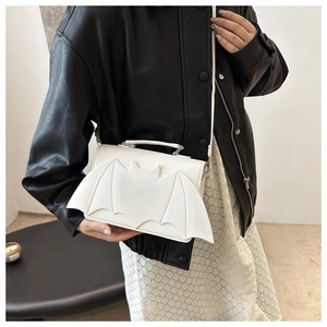 Détail du sac à bandoulière blanc en forme de chauve-souris avec rabat en ailes