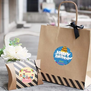 Autocollants Happy Birthday ronds sur emballages cadeaux et sacs en papier kraft