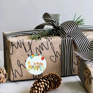 Autocollants Joyeux Anniversaire avec animaux sur boîte cadeau en papier kraft