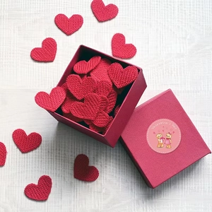 Red knit heart decorations with Valentine's Day bear stickers and pink gift box set