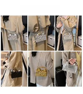 Detailansicht der Acryl-Clutch mit Eisriss-Textur und Metallkette in drei verschiedenen Farben