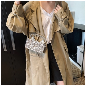 Nahaufnahme der silbernen Handtasche mit Knitteroptik, Metallgriff und Kettenriemen