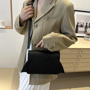 Sac bandoulière gothique en cuir PU noir avec ailes de chauve-souris pour Halloween
