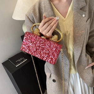 Rosa Clutch mit goldenen Löwenkopf-Griffen und langer Kettenriemen für Damen