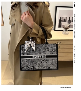Detailaufnahme der schwarz-weißen Vintage Canvas Tote Bag mit Seidenschal am Griff
