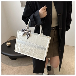 Detailansicht der Jacquard-Tragetasche mit Blumenmuster und stilvollem Seidenschal-Griff